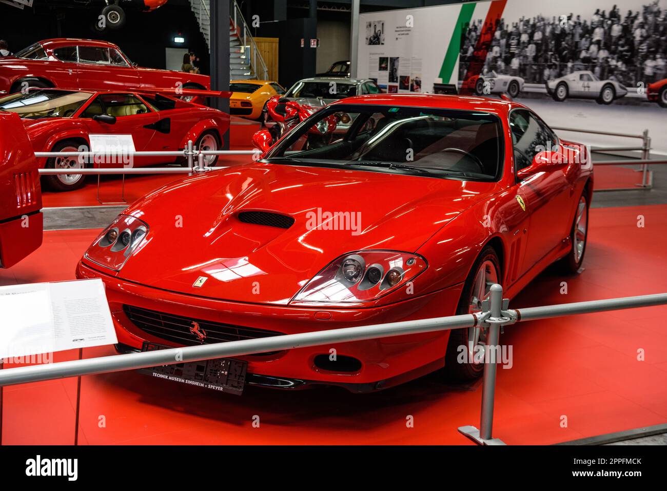 SINSHEIM, DEUTSCHLAND - MAI 2022: Red Ferrari 575 M Maranello Sportwagen Stockfoto