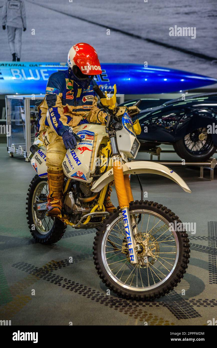 SINSHEIM, DEUTSCHLAND - MAI 2022: Weißes Motorrad Suzuki DR 350 S Stockfoto