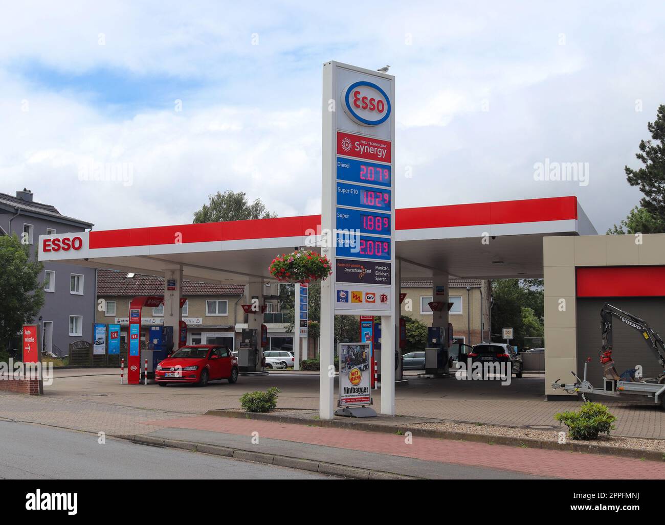 Kiel, Deutschland - 07. Juli 2022: Eine Esso-Tankstelle an einem sonnigen Tag. Stockfoto