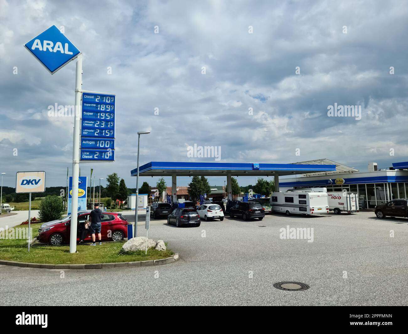 Kiel, Deutschland - 07. Juli 2022: Logo und Kraftstoffpreise von ARAL in Deutschland. Aral ist eine Marke für Kraftstoffe und Tankstellen Stockfoto