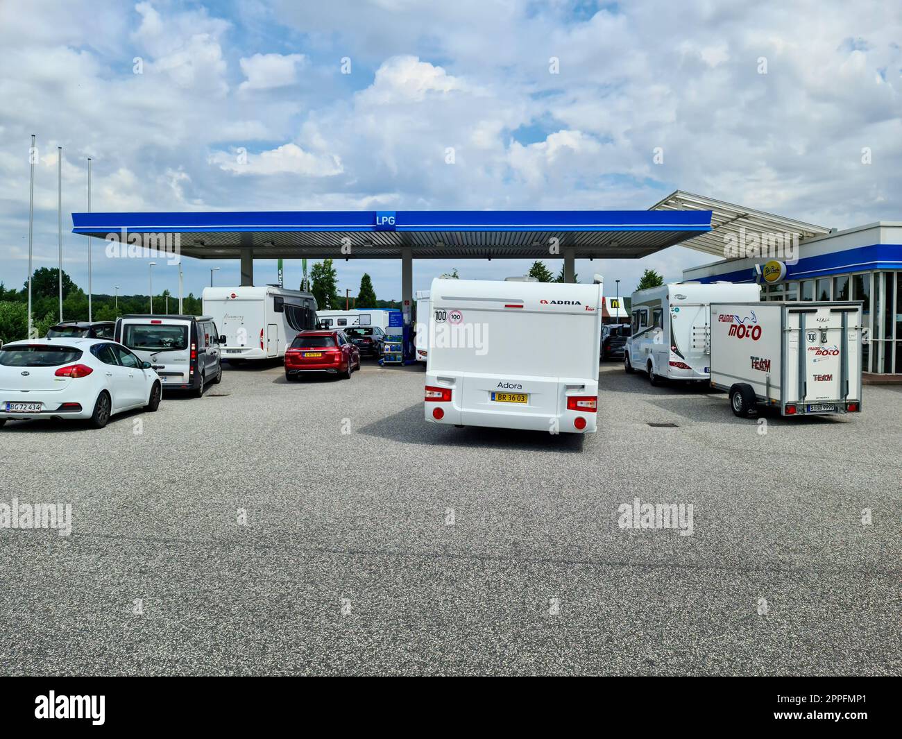 Kiel, Deutschland - 07. Juli 2022: Logo und Kraftstoffpreise von ARAL in Deutschland. Aral ist eine Marke für Kraftstoffe und Tankstellen Stockfoto