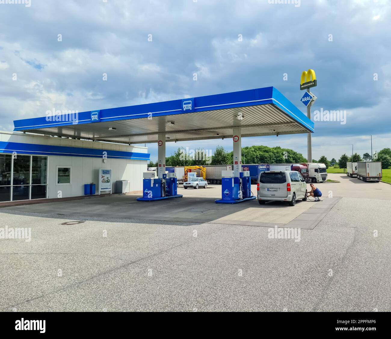 Kiel, Deutschland - 07. Juli 2022: Logo und Kraftstoffpreise von ARAL in Deutschland. Aral ist eine Marke für Kraftstoffe und Tankstellen Stockfoto