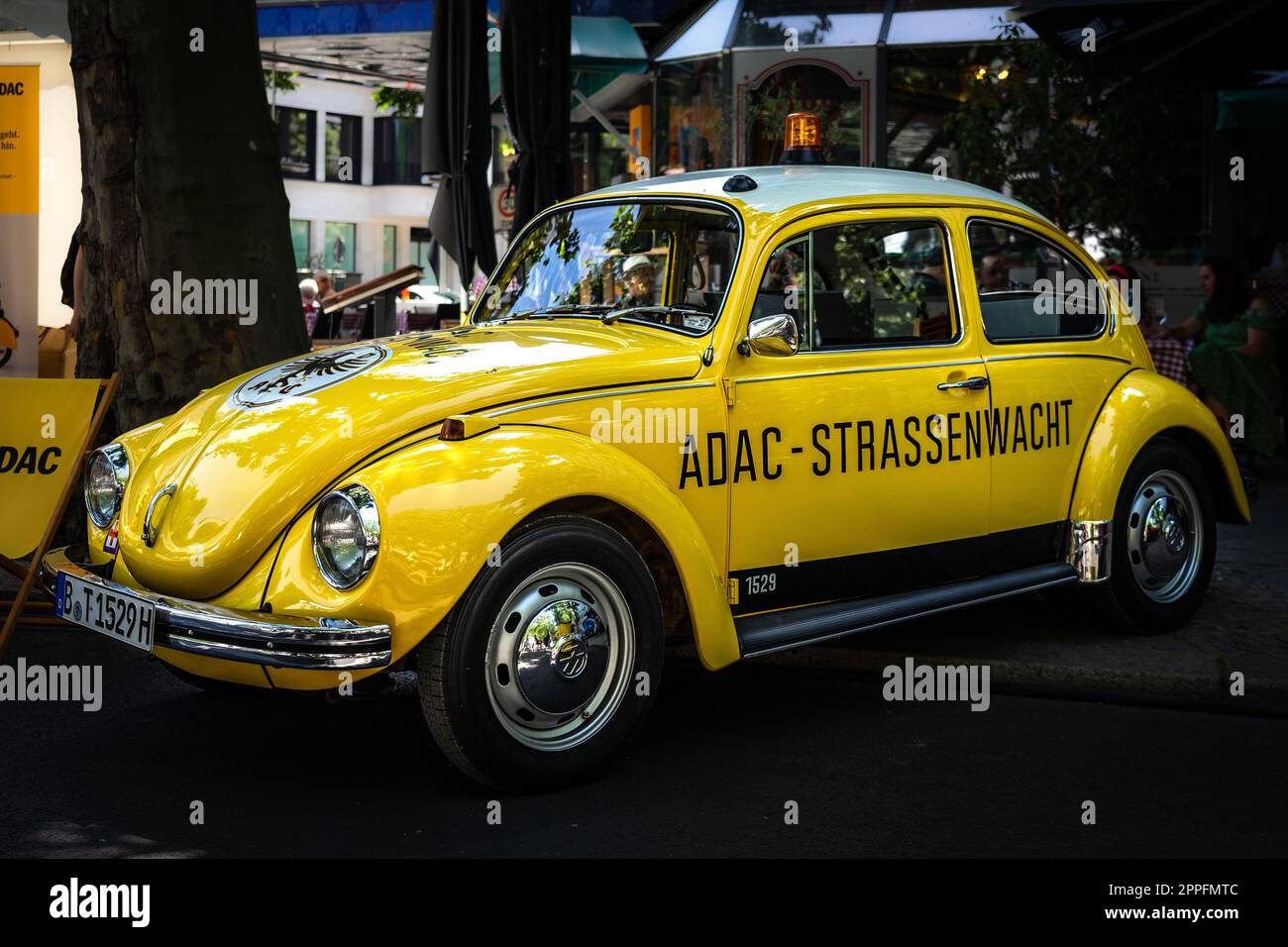 BERLIN - 18. JUNI 2022: Sparwagen Volkswagen Beetle in ADAC-Farben. Classic Days Berlin. Stockfoto
