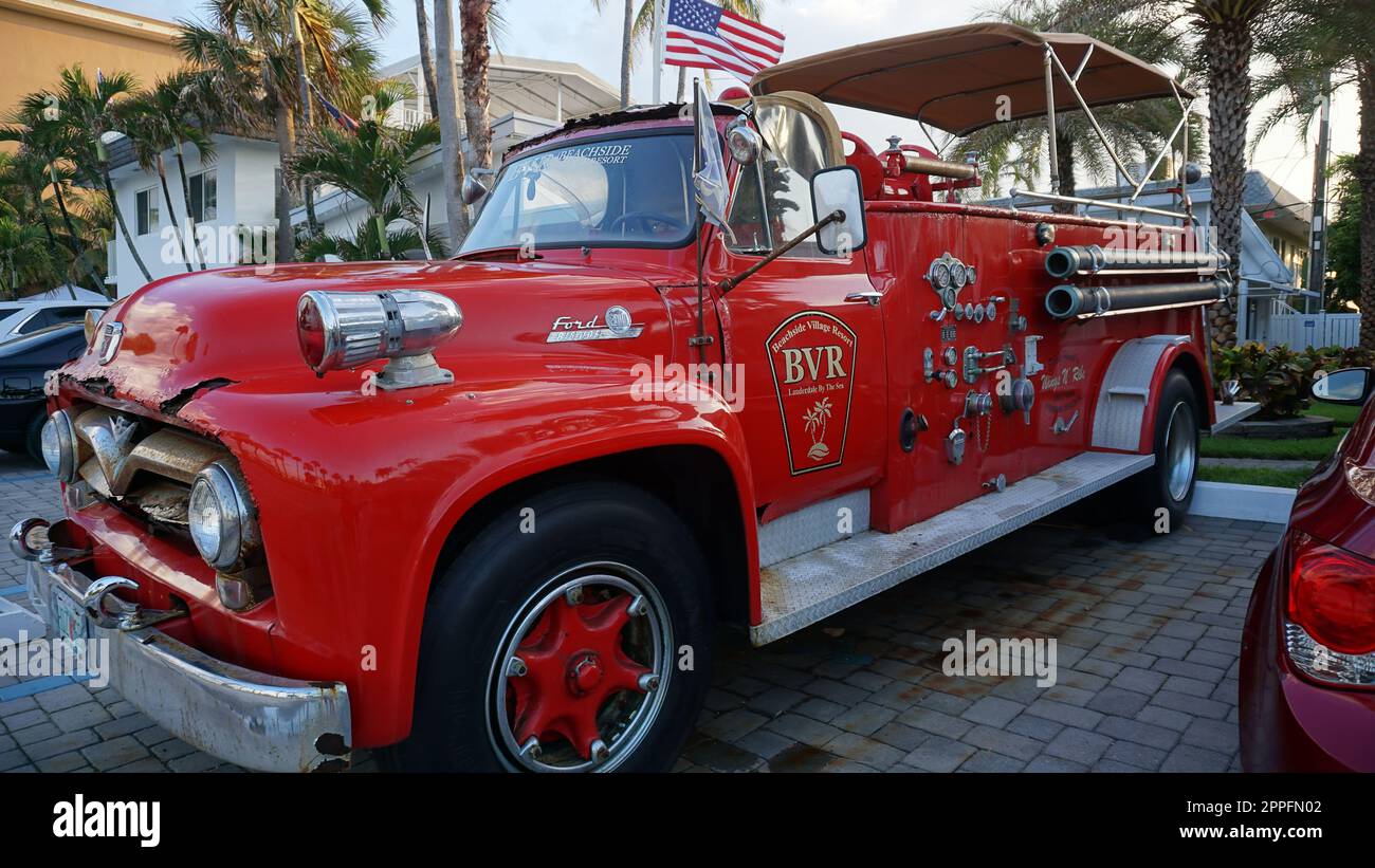 Red Ford Big Job F800 Feuerwehrauto. Lauderdale bei der Feuerwehr. Stockfoto