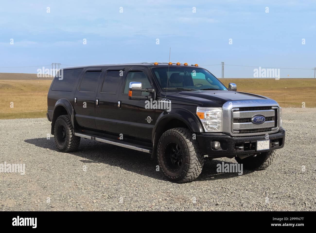 Jokulsarlon, Island - 23. Juni 2022: Vorderansicht eines riesigen schwarzen Ford F350 supertruck auf einem Parkplatz. Stockfoto