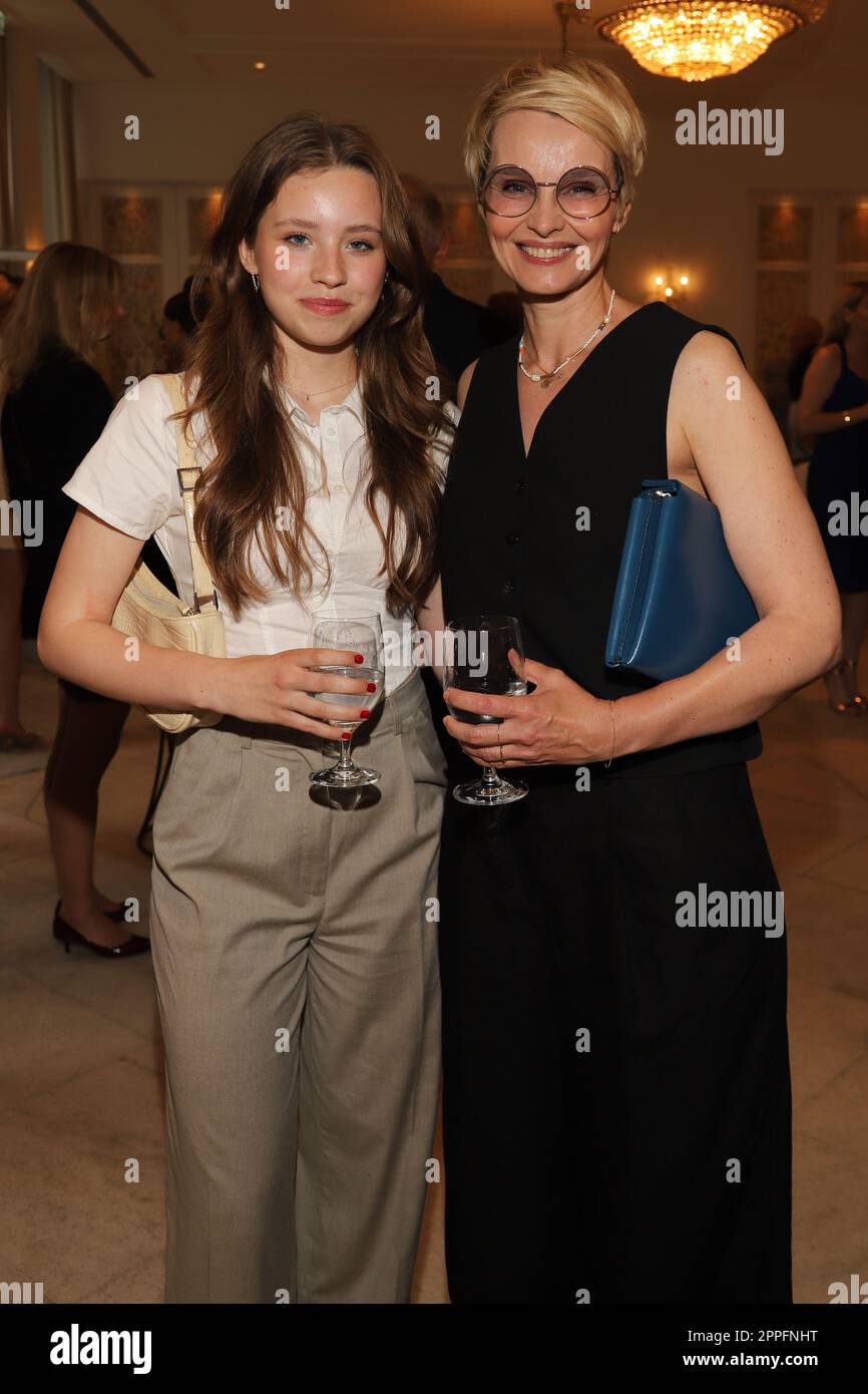 vl. AVA Atwell mit Mutter Susann Atwell, Steinway & Sons 'Masterpieces 8x8', Hotel Atlantic, Hamburg, 24.06.2022 Stockfoto