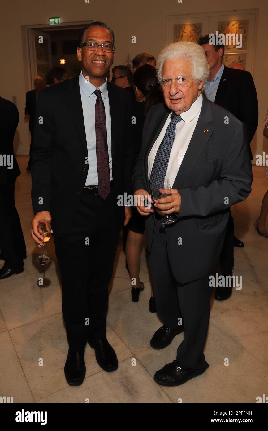 Von links: Darion Akins (Generalkonsul USA) und Dr. Farhad Vlad (Präsident Vladi Private Island) Steinway & Sons 'Masterpieces 8x8',Hotel Atlantic,Hamburg,24.06.2022 Stockfoto
