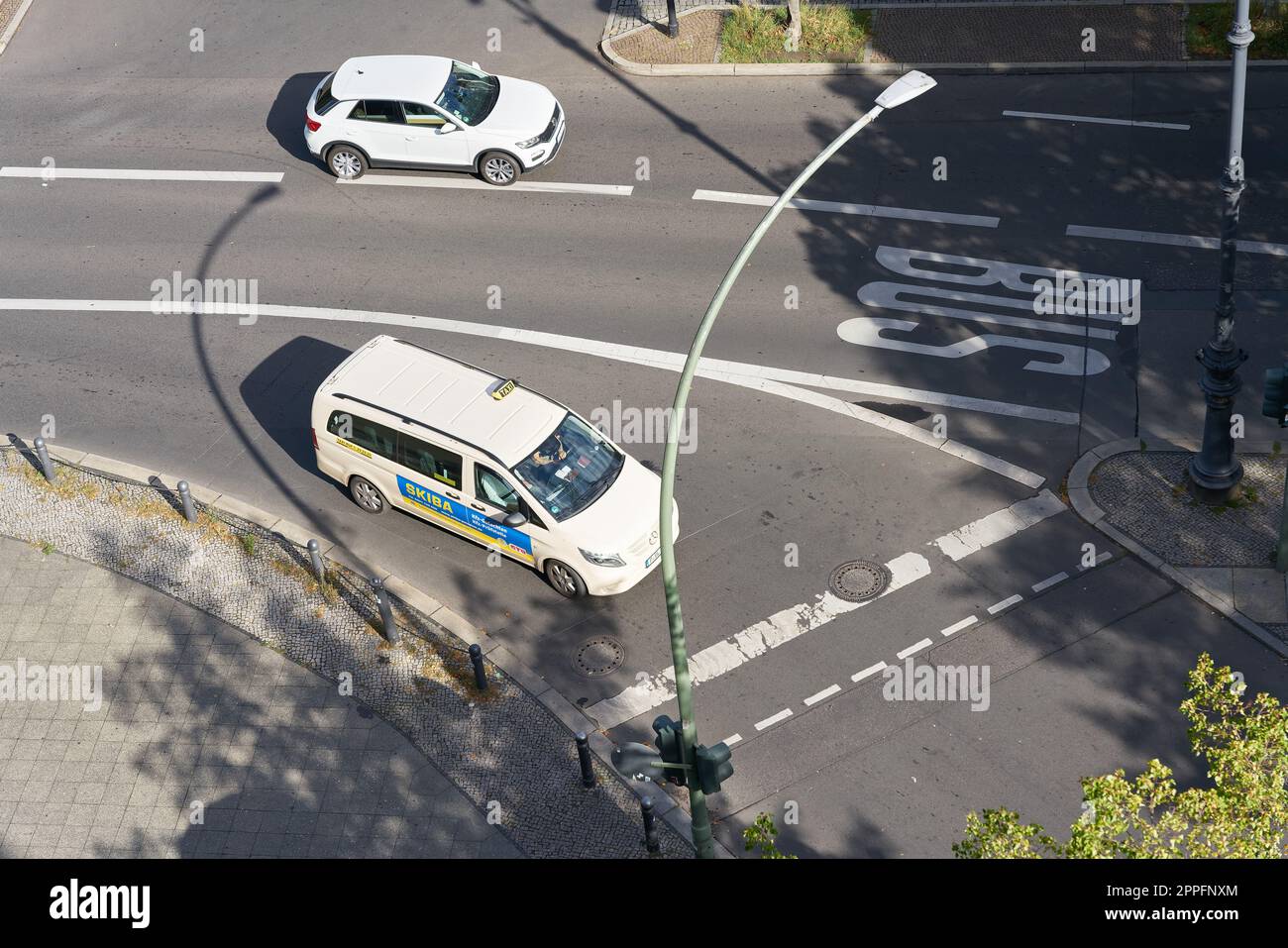 Straßenszene mit Autos am Kurfürstendamm in Berlin aus der Vogelperspektive Stockfoto