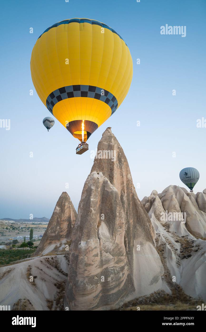 Schöne Landschaft Flug von Ballons in den Bergen von Kappadokien Stockfoto