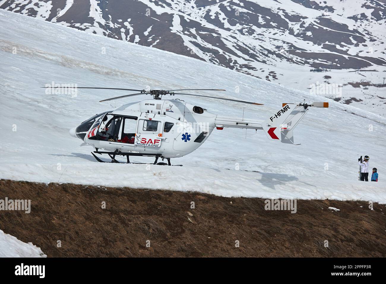 Rettungshubschrauber auf einem Skigebiet Stockfoto