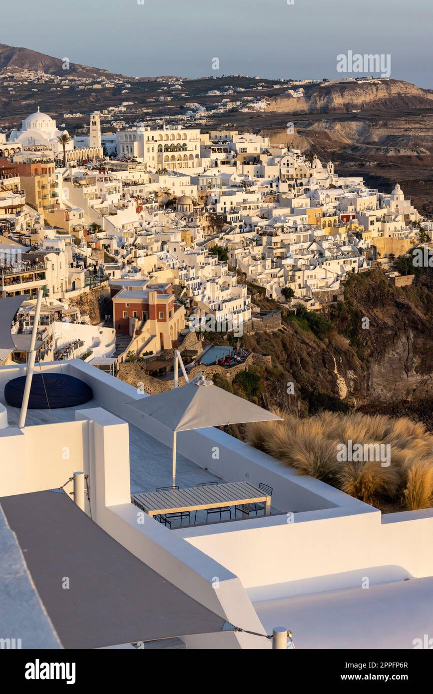 Die weiß getünchte Stadt Fira in warmen Sonnenstrahlen auf Santorini Stockfoto