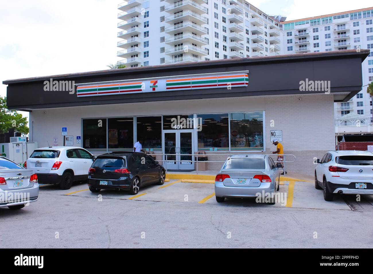 Fort Lauderdale, Florida, USA - 08. Mai 2022: 7 - Straßenmarkt mit Eleven-Schild Stockfoto