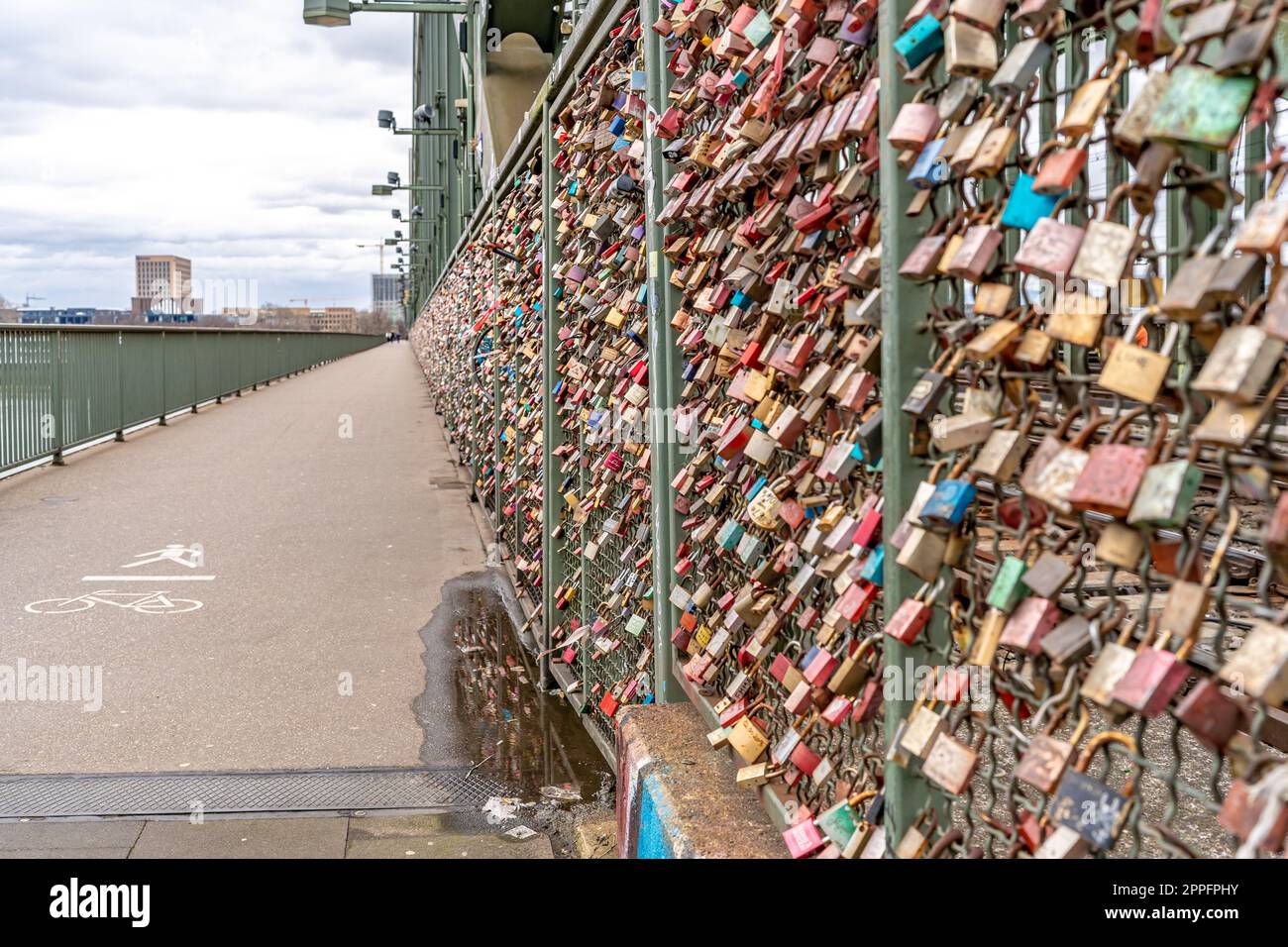 Köln - 23. März 2023: Metallbrücke mit Vorhängeschlössern. Ein Symbol für geschlossene Partnerschaft und Liebe Stockfoto