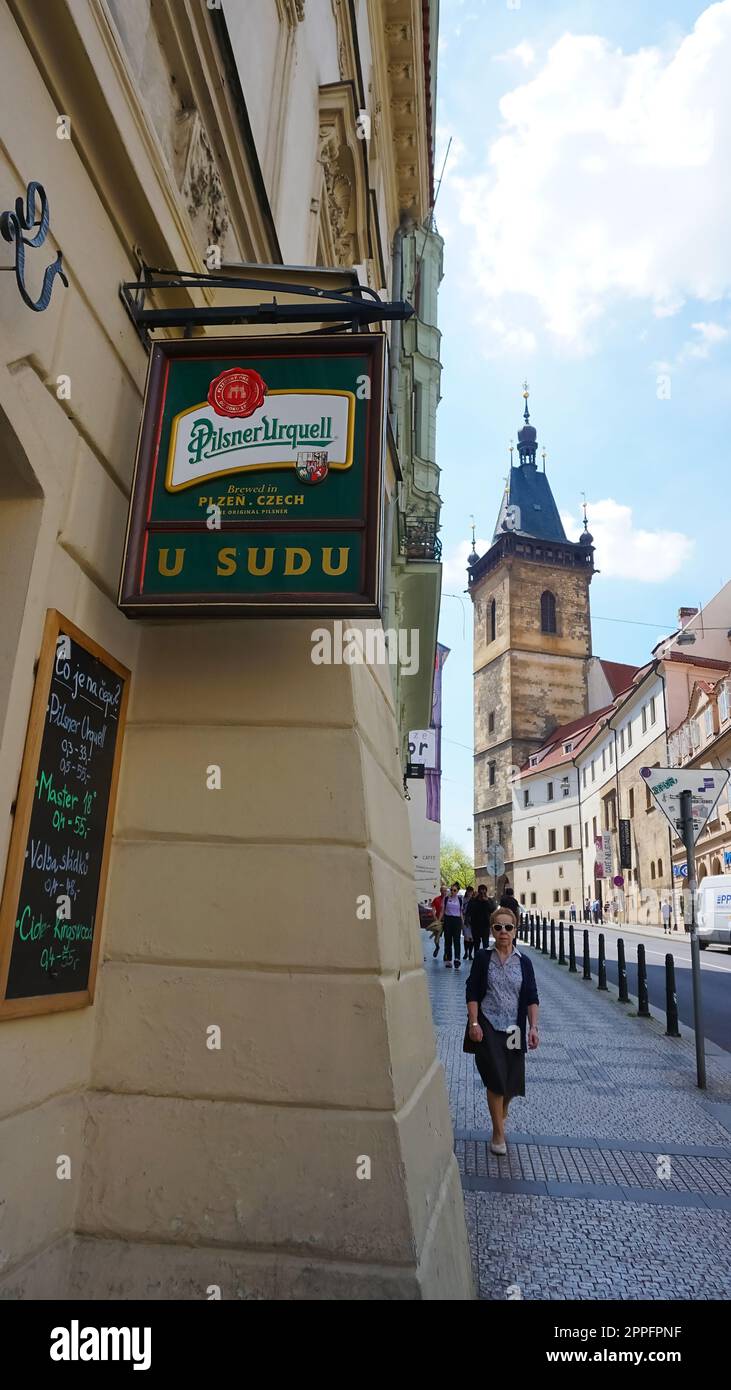 Logo von Pilsner Urquell. Schild mit dem grünen Pilsner Urquell Logo an der Fassade - Eingang zum Bierrestaurant in PRAG Pilsner ist eine tschechische Marke von leichtem Lagerbier. Stockfoto