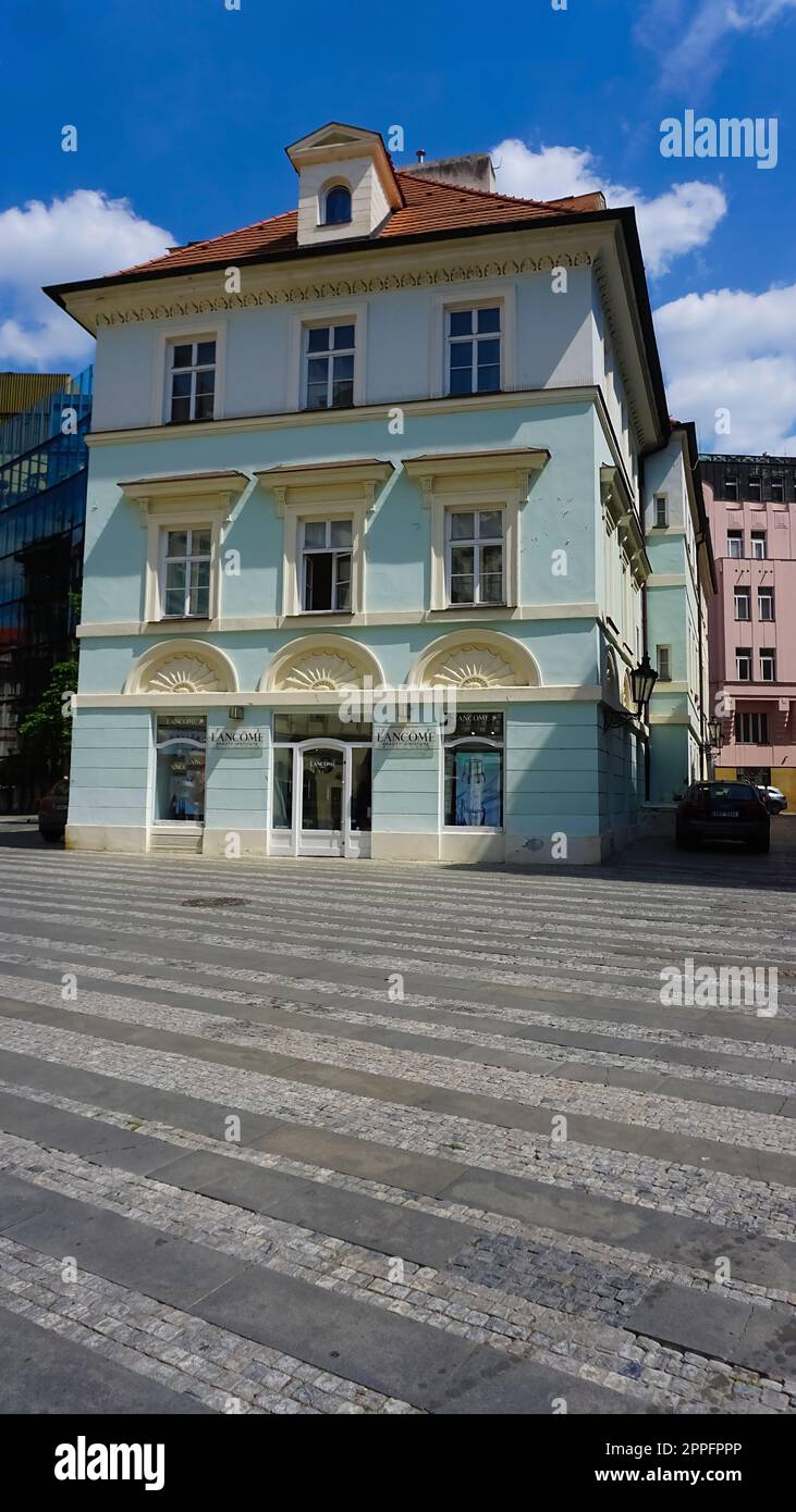 Prag, Tschechische Republik - 11. Mai 2022: Lancome Boutique. Lancome Paris ist ein französisches Luxusparfüm- und Kosmetikunternehmen, das Produkte international vertreibt. Stockfoto