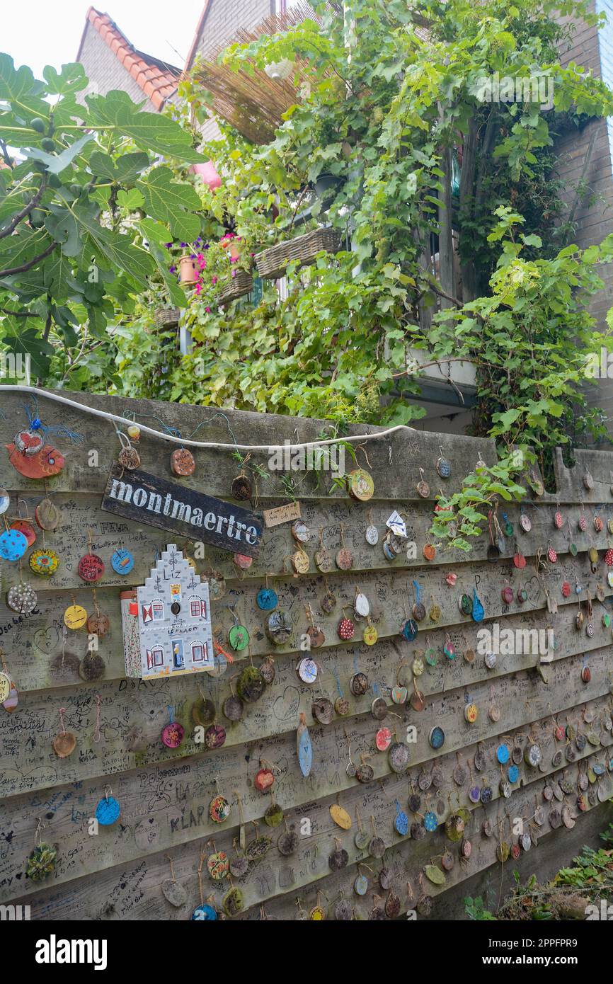 Zierikzee, Niederlande August 27. 2020 - Plein Montmaertre - Holzscheiben mit Wunschwünschen auf einem Zaun Stockfoto