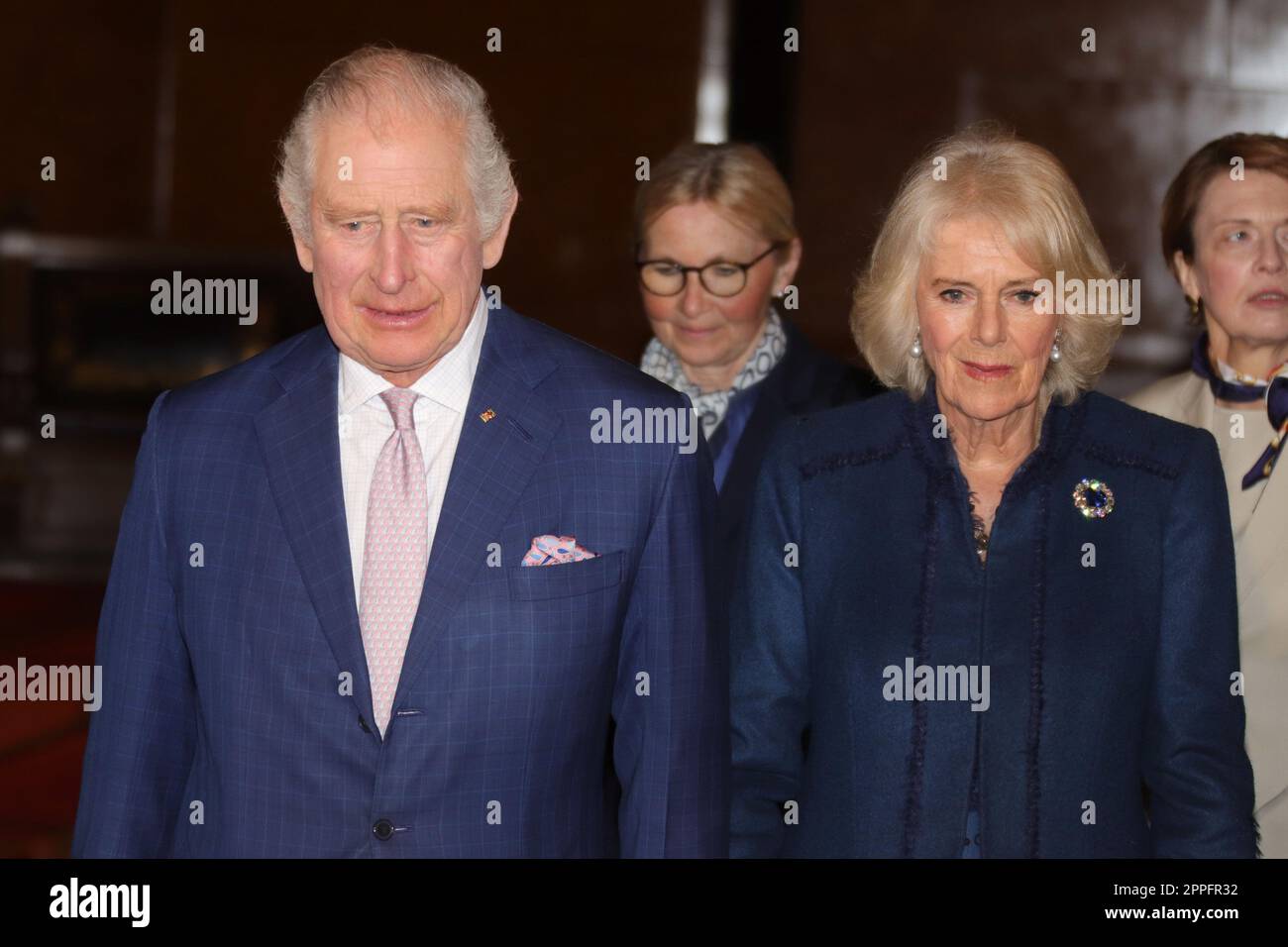 König Karl III. Und Königin Consort Camilla, Staatsbesuch in Hamburg, 31.03.2023, Eintrag im goldenen Buch Stockfoto