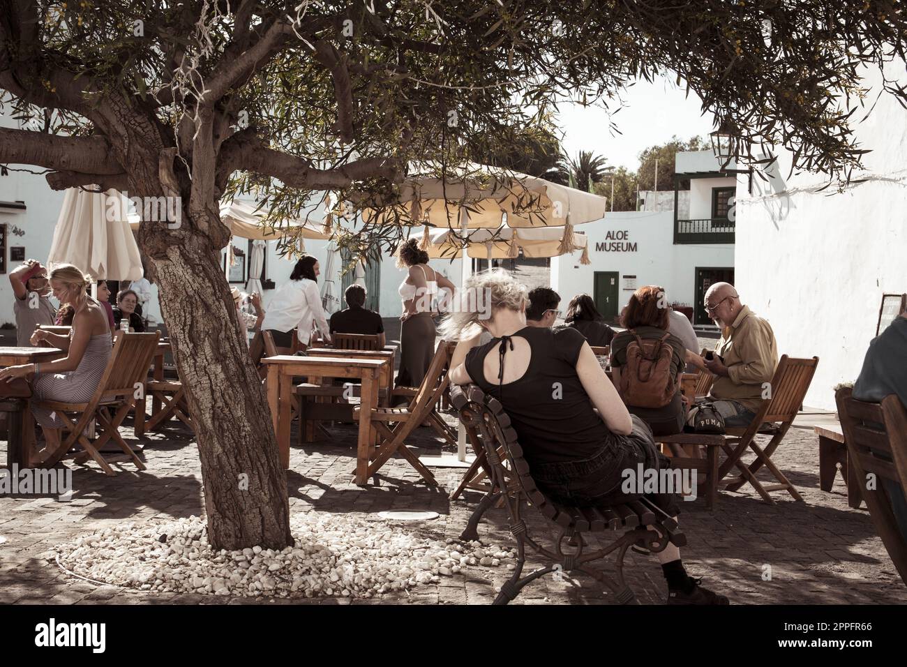 Gemütlicher Marktplatz in Teguise mit Gästen, die auf den Tischen einer Kaffeebar sitzen Stockfoto