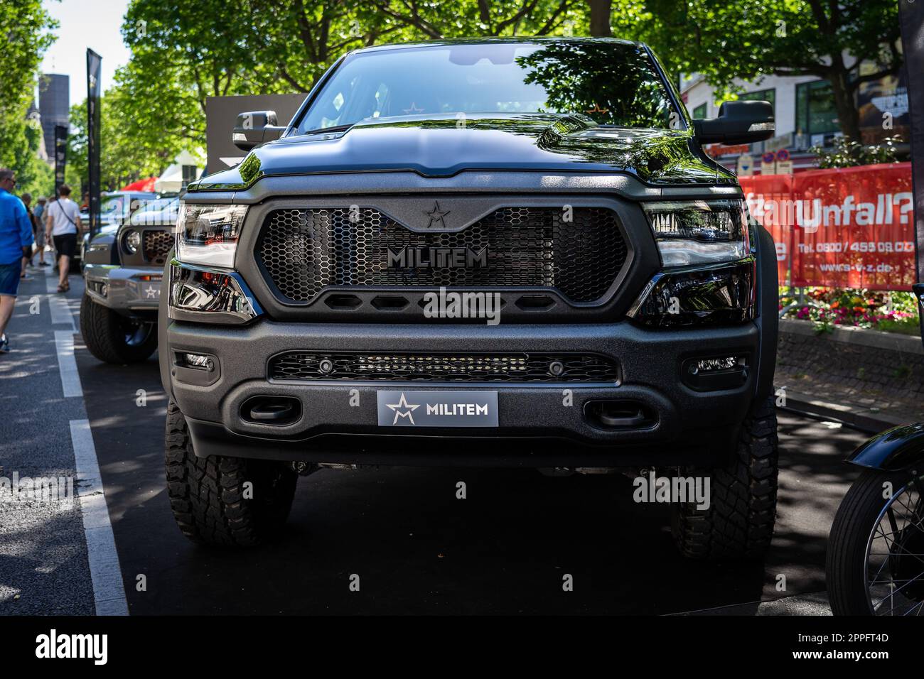 BERLIN - 18. JUNI 2022: Großer Pickup-Truck Militem Magnum auf Basis von Dodge RAM 1500. Classic Days Berlin. Stockfoto