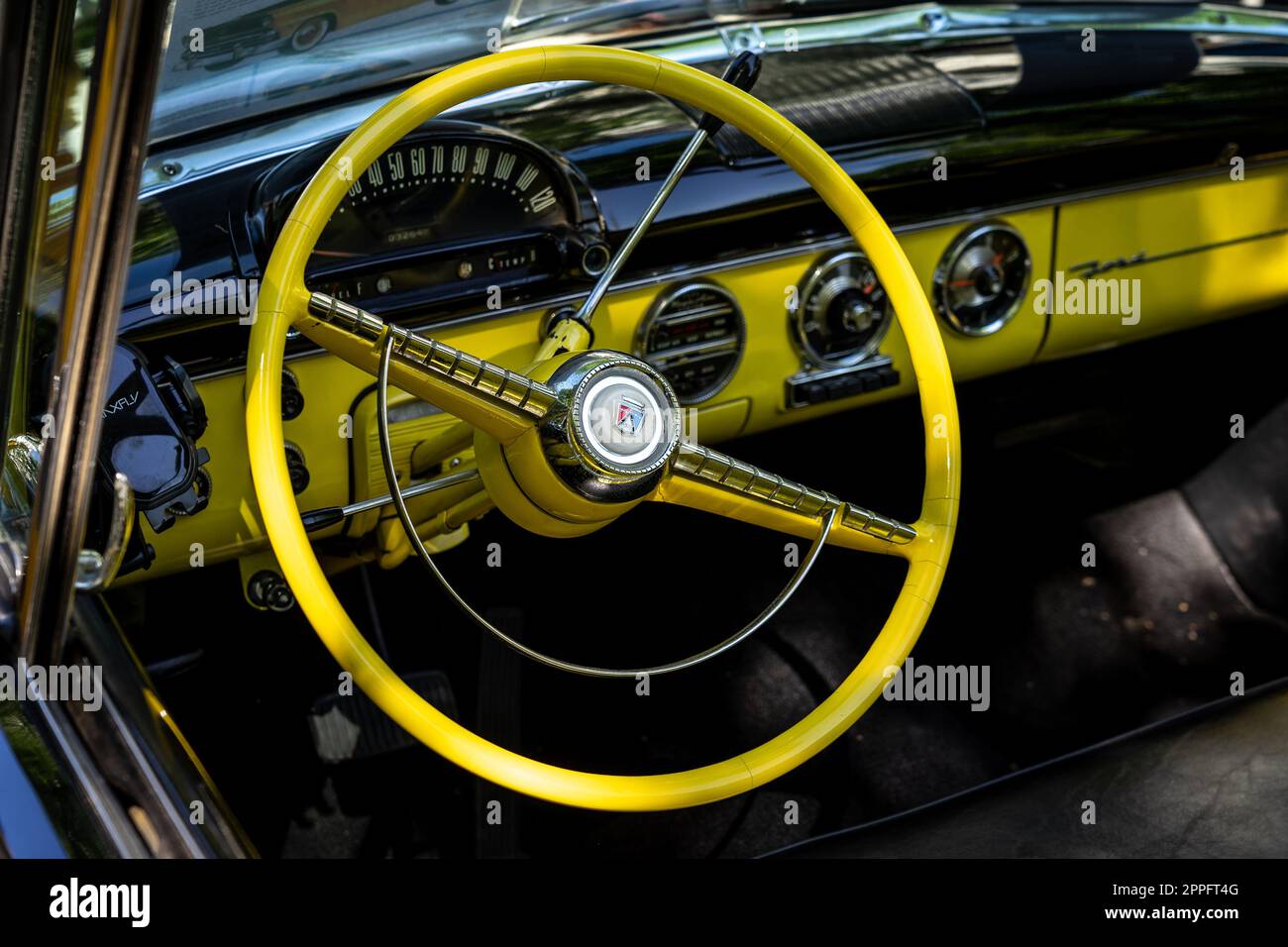 BERLIN - 18. JUNI 2022: Innenraum des Vollformatwagens Ford Fairlane Sunliner 2-türig Cabriolet, 1955. Classic Days Berlin. Stockfoto