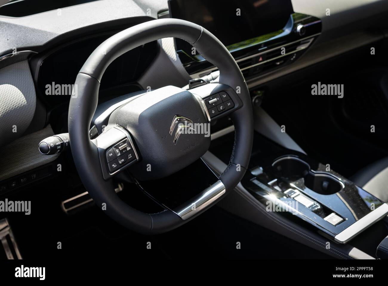 BERLIN - 18. JUNI 2022: Interieur des Mittelklassewagens des Autos des Autos C5 X. Classic Days Berlin. Stockfoto