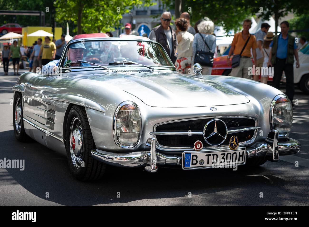 BERLIN - 18. JUNI 2022: Sportwagen Mercedes-Benz 300 SL (W198 II). Classic Days Berlin. Stockfoto