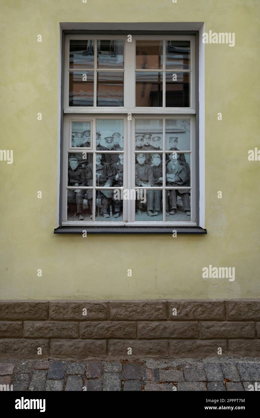 Altes Foto im Fenster Stockfoto