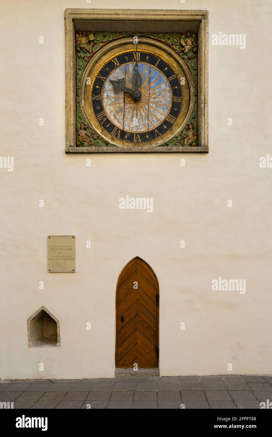 Alte hölzerne Uhr der Heiligen Geisterkirche in Tallinn, Estland Stockfoto