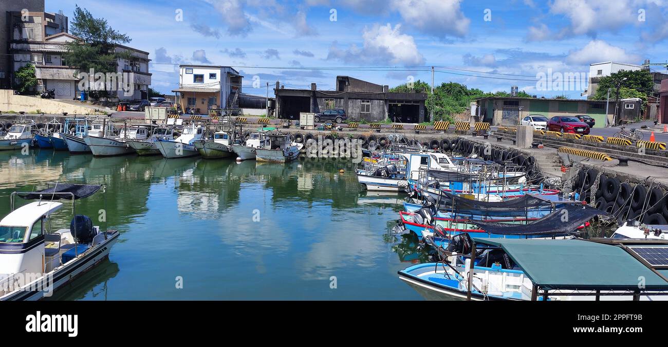 Gelegen im Gongliao District und Miri Longdong Bay, umgeben von Bergen auf drei Seiten und nur mit Blick auf das Meer im Nordosten, um eine natürliche kleine Bucht zu bilden, New Taipei City, Taiwan Stockfoto