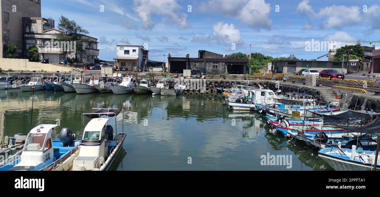 Gelegen im Gongliao District und Miri Longdong Bay, umgeben von Bergen auf drei Seiten und nur mit Blick auf das Meer im Nordosten, um eine natürliche kleine Bucht zu bilden, New Taipei City, Taiwan Stockfoto