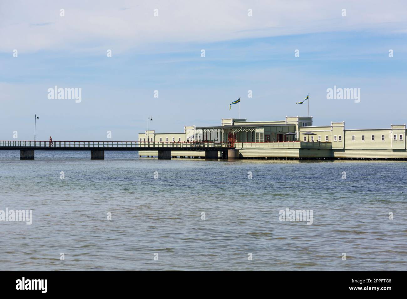 Ribersborgs Freiluftbad, hölzerner Pier in der Ostsee mit Gehgängern, Malmö, Schweden Stockfoto