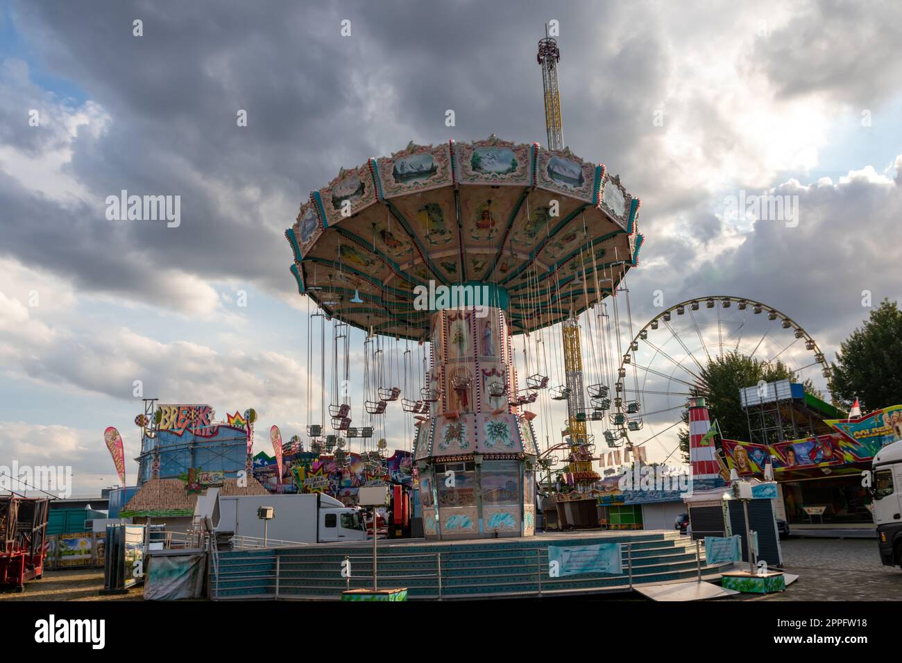 DÃ¼sseldorf, NRW, Deutschland - 07 14 2022: Chairoplane und Kettenkarussell warten auf Gäste im Vergnügungspark Düsseldorfer Rheinkirmes als große Gemeindemesse und Kermis in Deutschland für Spaß und Wirbel Stockfoto