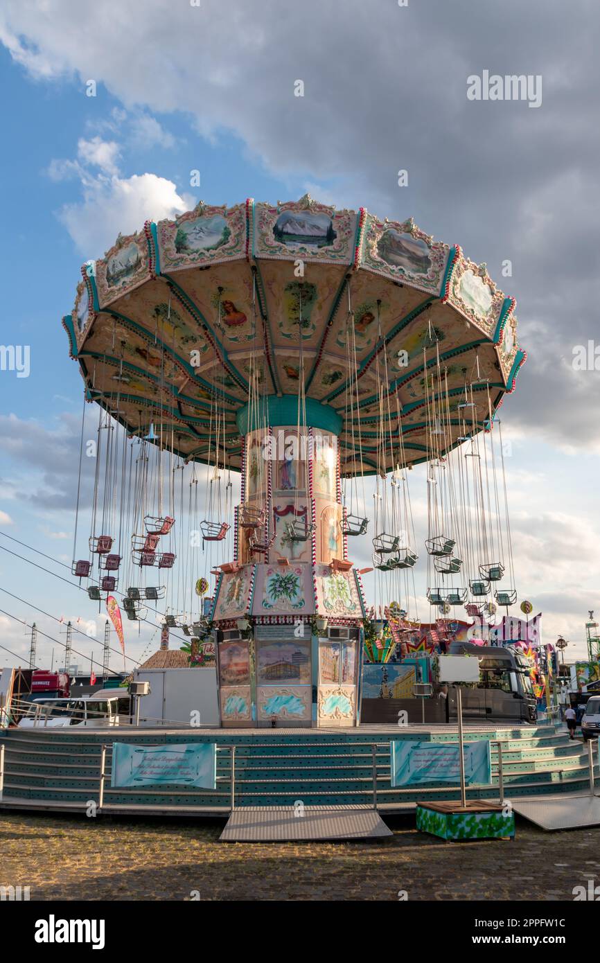 DÃ¼sseldorf, NRW, Deutschland - 07 14 2022: Chairoplane und Kettenkarussell warten auf Gäste im Vergnügungspark Düsseldorfer Rheinkirmes als große Gemeindemesse und Kermis in Deutschland für Spaß und Wirbel Stockfoto