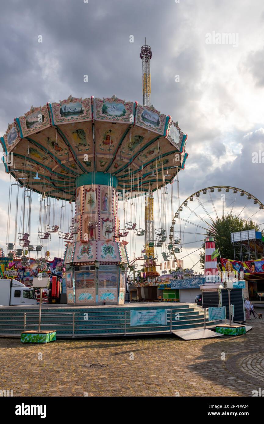 DÃ¼sseldorf, NRW, Deutschland - 07 14 2022: Chairoplane und Kettenkarussell warten auf Gäste im Vergnügungspark Düsseldorfer Rheinkirmes als große Gemeindemesse und Kermis in Deutschland für Spaß und Wirbel Stockfoto