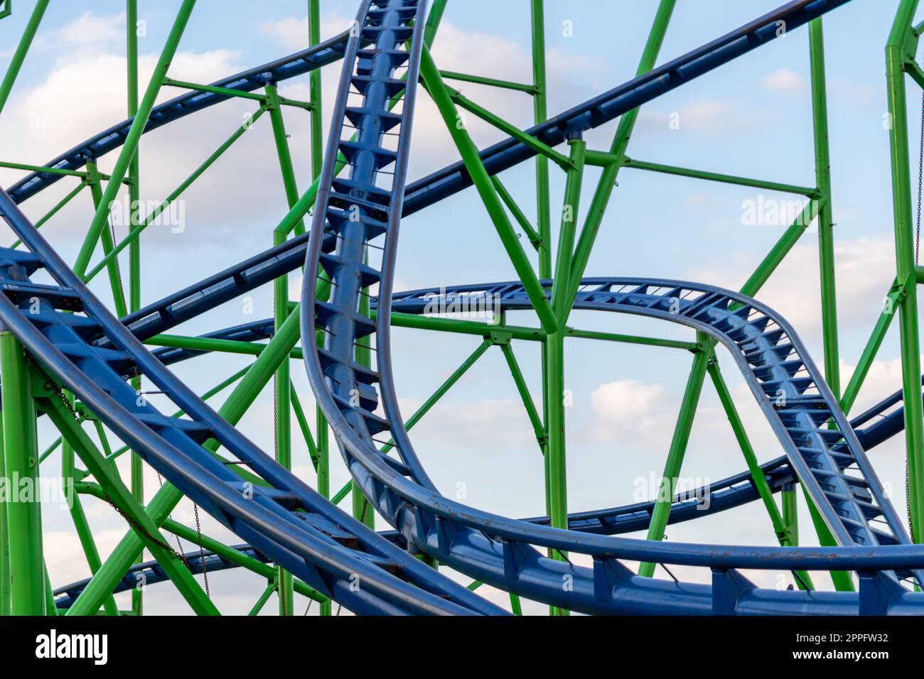 DÃ¼sseldorf, Deutschland - 07 20 2022: DÃ¼sseldorfer Rheinkirmes Alpina Bahn Achterbahn und Freifall Bayern Turm als Vergnügungspark für Familienspaß und Adrenalinunterhaltung mit Geschwindigkeitsspaß Stockfoto