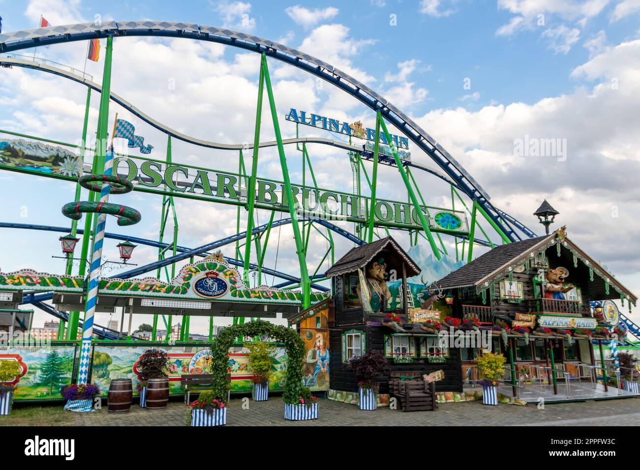 DÃ¼sseldorf, Deutschland - 07 20 2022: DÃ¼sseldorfer Rheinkirmes Alpina Bahn Achterbahn und Freifall Bayern Turm als Vergnügungspark für Familienspaß und Adrenalinunterhaltung mit Geschwindigkeitsspaß Stockfoto