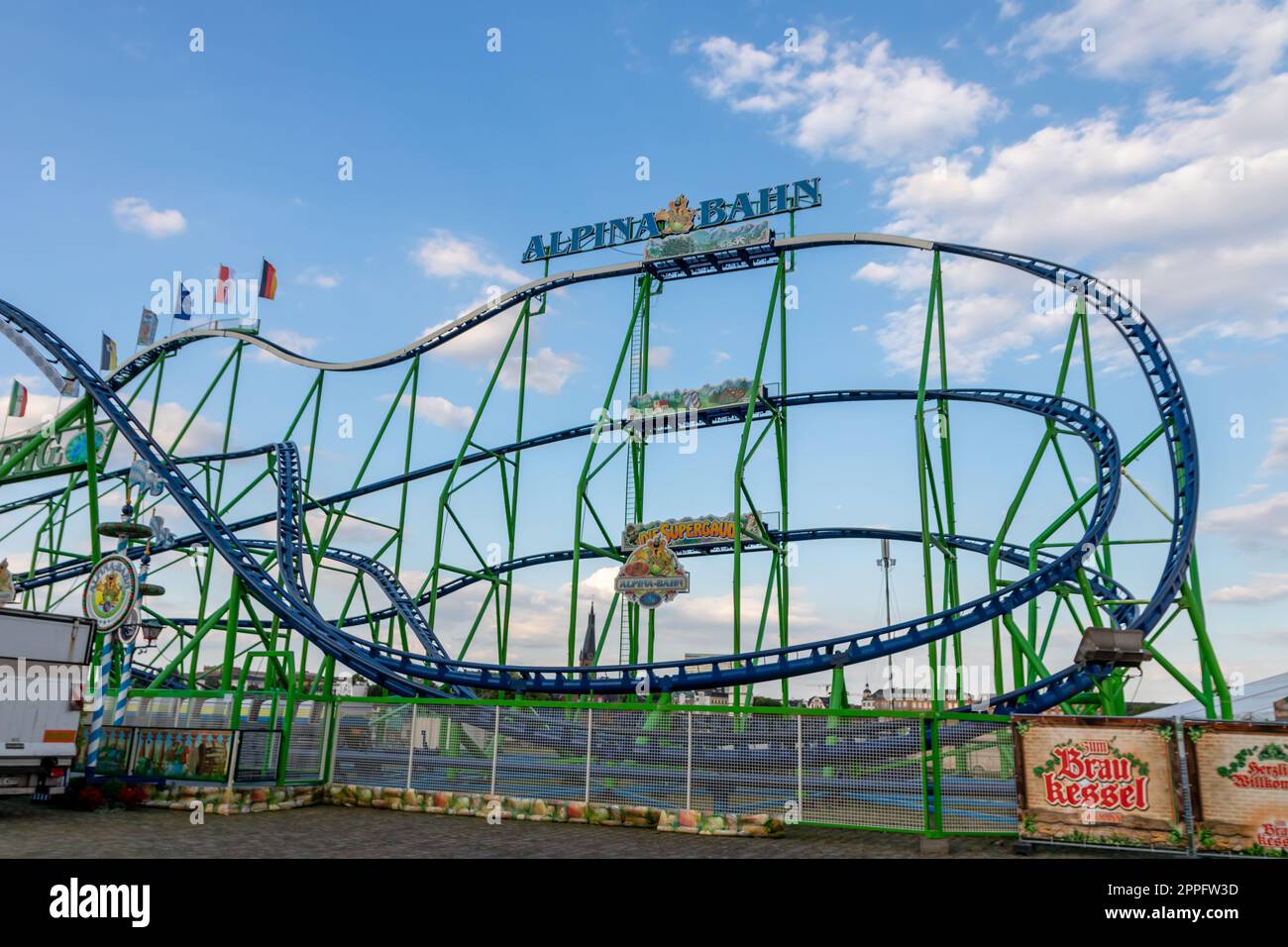 DÃ¼sseldorf, Deutschland - 07 20 2022: DÃ¼sseldorfer Rheinkirmes Alpina Bahn Achterbahn und Freifall Bayern Turm als Vergnügungspark für Familienspaß und Adrenalinunterhaltung mit Geschwindigkeitsspaß Stockfoto