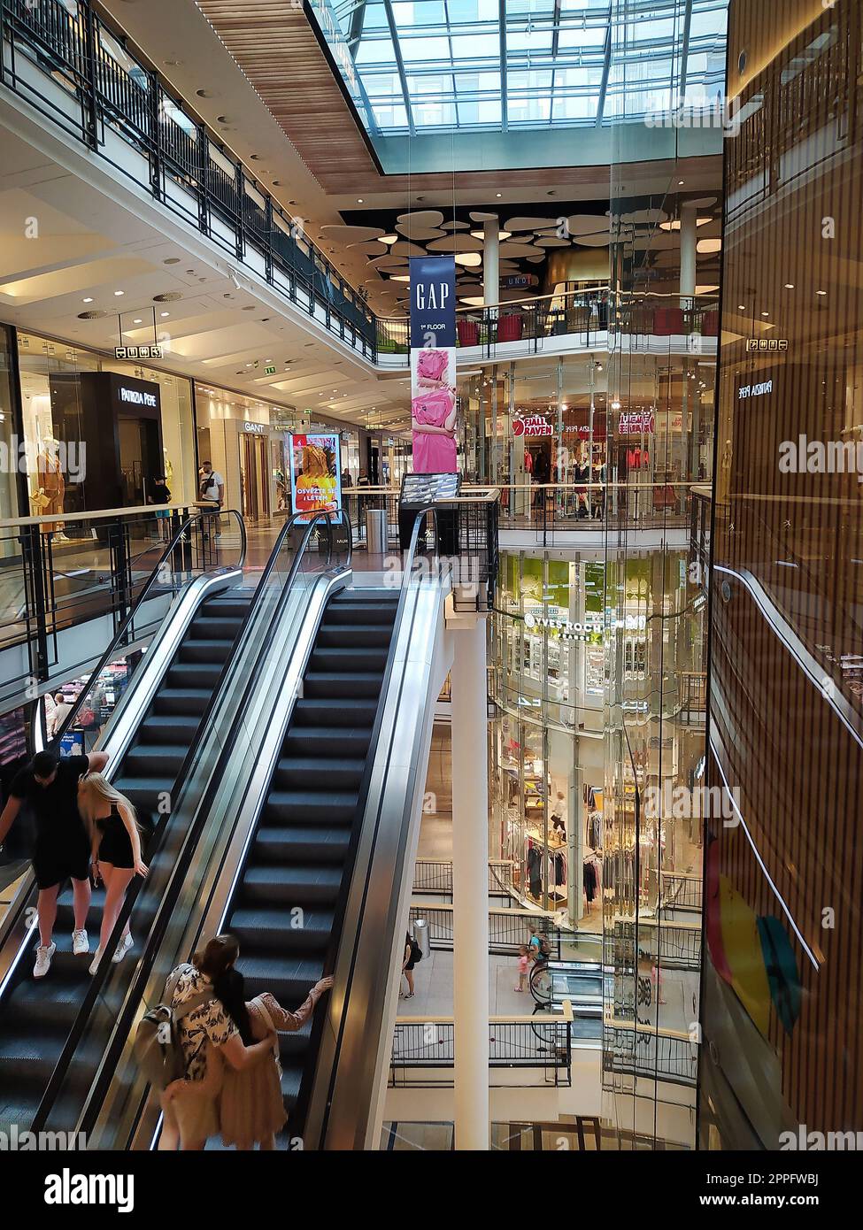 Das Innere des Palladium Shoppingmalls in Prag, Tschechisch Stockfoto