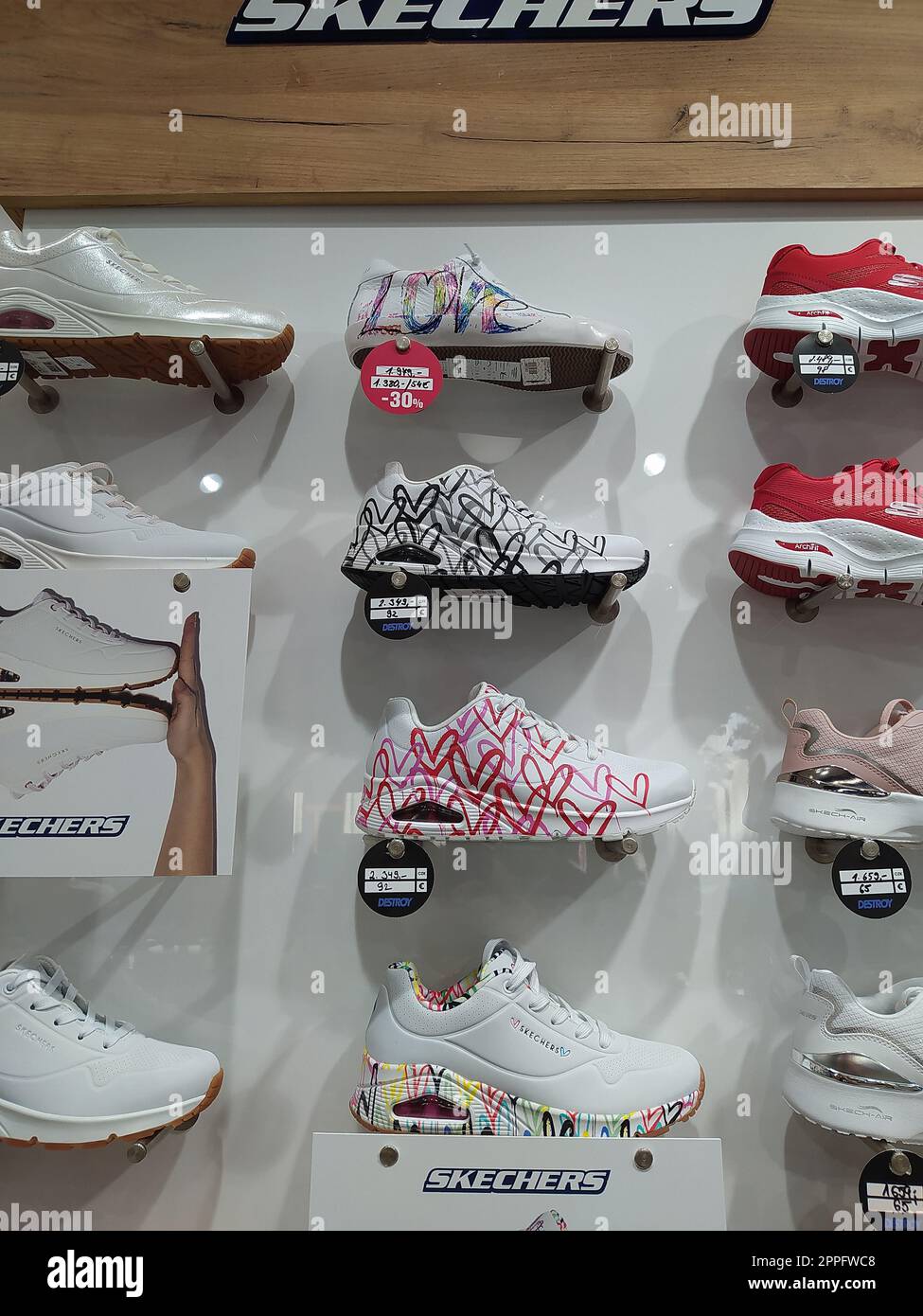 Skechers Sport Laufschuhe im Ladenregal in Prag, Tschechien Stockfoto