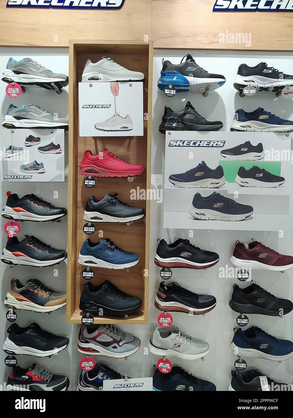 Skechers Sport Laufschuhe im Ladenregal in Prag, Tschechien Stockfoto