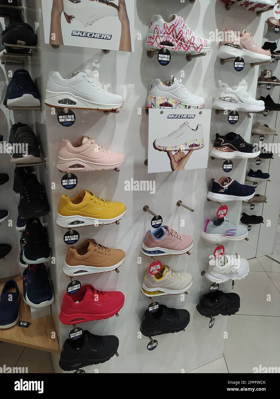 Skechers Sport Laufschuhe im Ladenregal in Prag, Tschechien Stockfoto