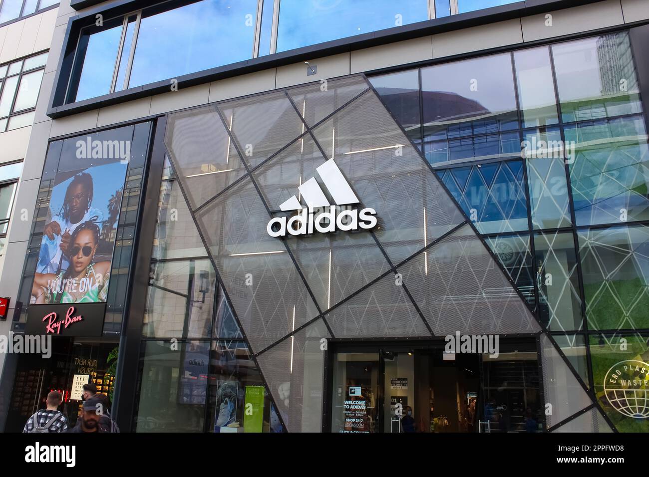 Die Fassade des Adidas-Geschäfts in Frankfurt am Main Stockfoto