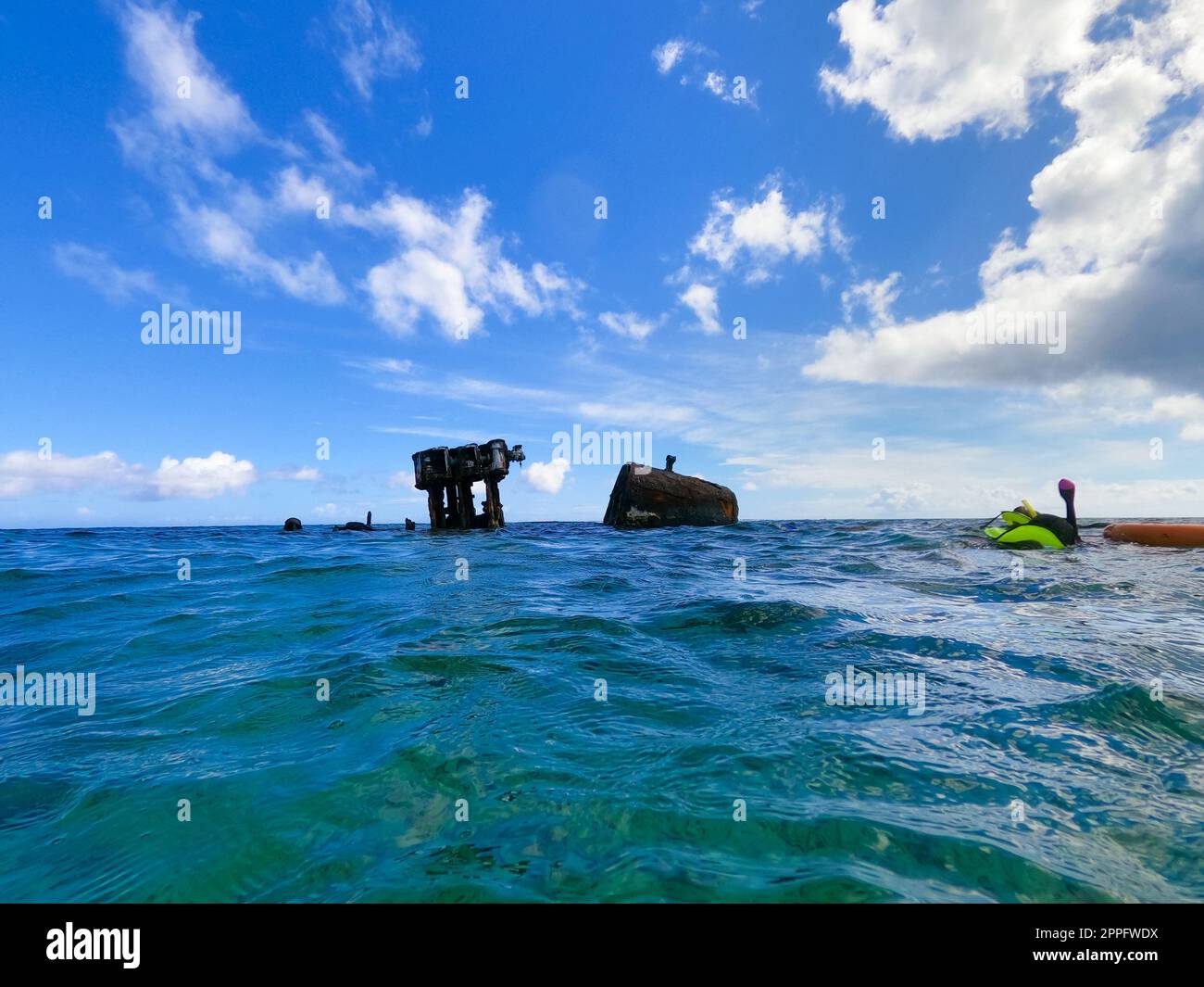 Die Leute beim Schnorcheln unter Wasser und Angeln Tour mit dem Boot an der Karibik in St. Thomas Stockfoto