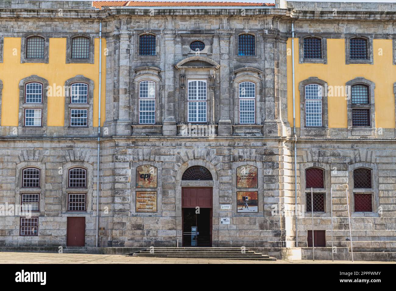 Fassade des portugiesischen Elektrizitäts- und Fotografiemuseums in Porto, Portugal Stockfoto