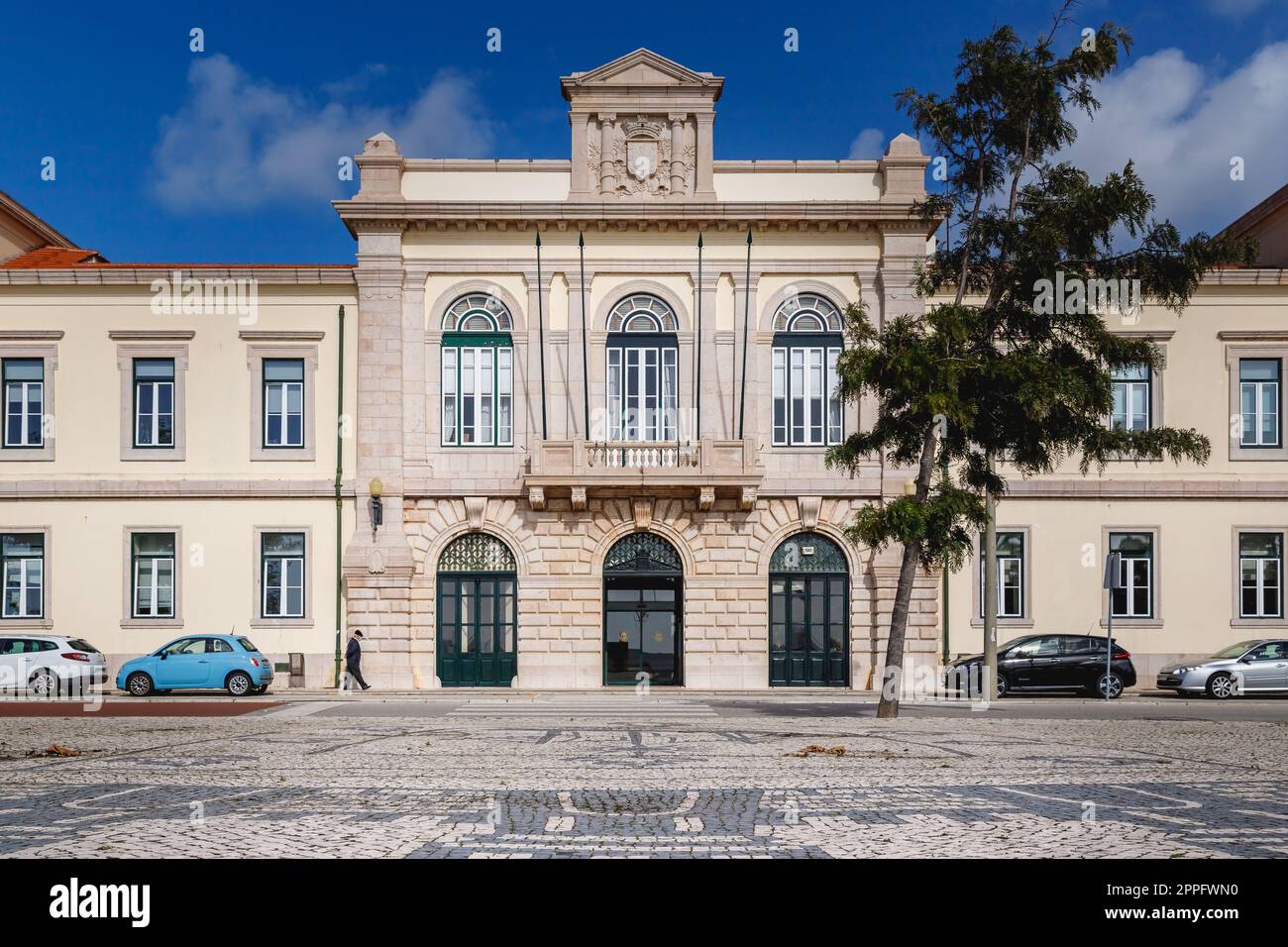 Straßenatmosphäre und architektonische Details des Rathauses von Figueira da Foz, Portugal Stockfoto