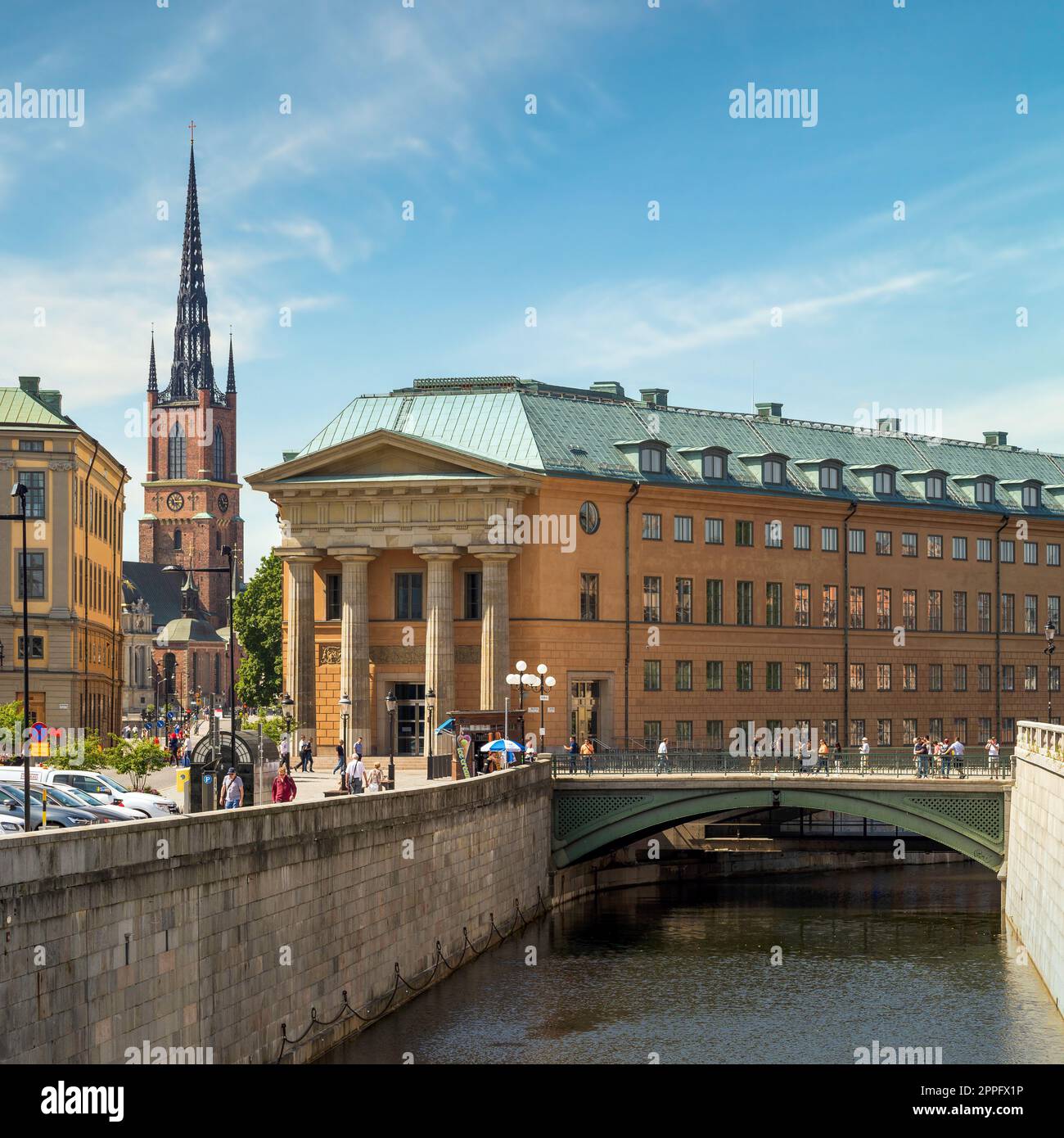 Sveriges Riksdag, Zentralbehörde Schwedens mit dem Turm der Klara-Kirche am anderen Ende, Altstadt, Gamla Stan, Stockholm, Schweden Stockfoto