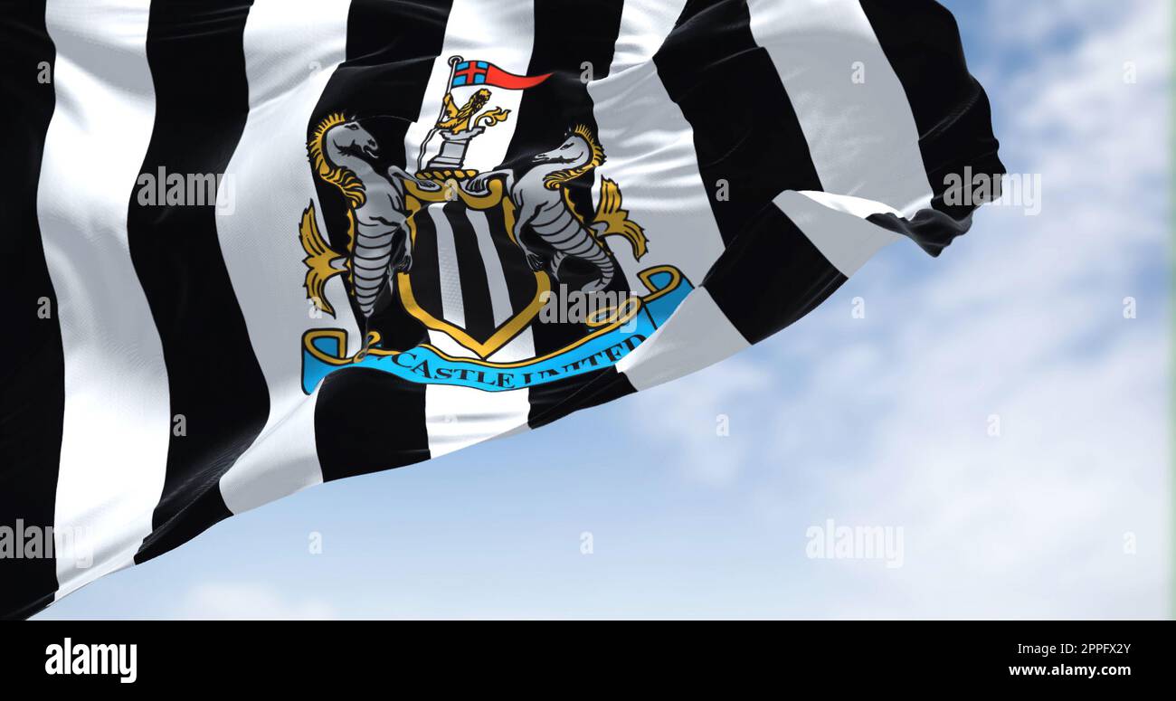 Die Flagge von Newcastle United winkt im Wind an einem klaren Tag. Stockfoto