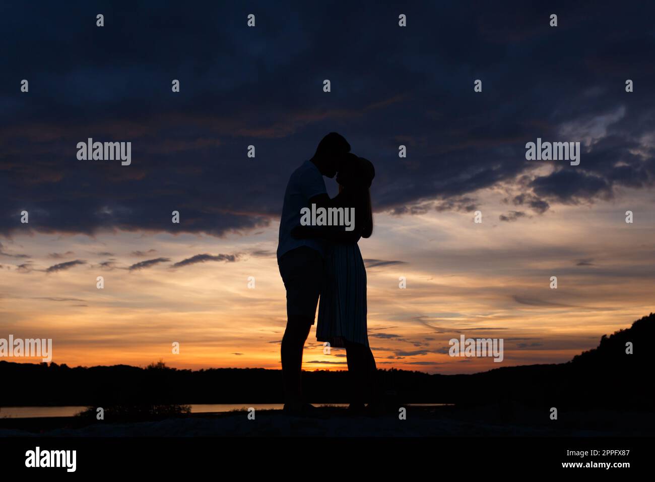 Ein Paar, das Händchen hält bei Sonnenuntergang Stockfoto