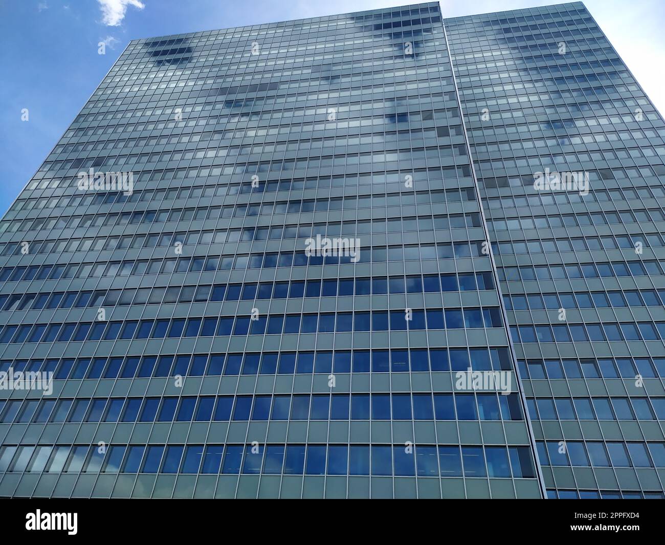 Düsseldorf, Deutschland - 16. Juli 2022: Hochhaus Dreischeibenhaus aus Thyssenkrupp in DÃ¼sseldorf so hohes Gebäude im Sommer wie zeitgenössische Architektur und klare Glasfassade blaue Wolken am Himmel Stockfoto