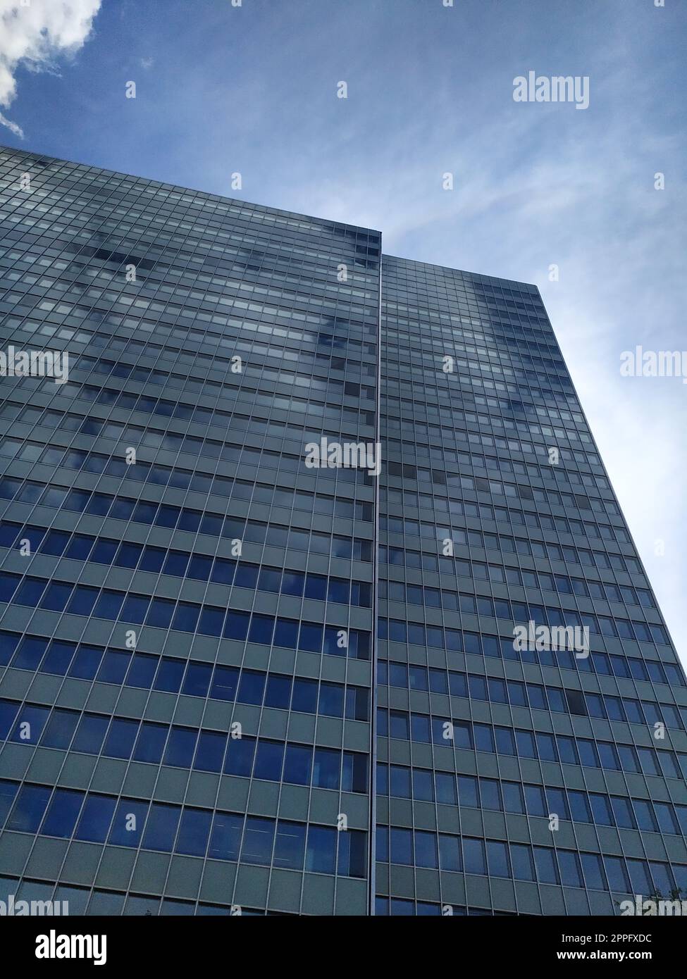 Düsseldorf, Deutschland - 16. Juli 2022: Hochhaus Dreischeibenhaus aus Thyssenkrupp in DÃ¼sseldorf so hohes Gebäude im Sommer wie zeitgenössische Architektur und klare Glasfassade blaue Wolken am Himmel Stockfoto